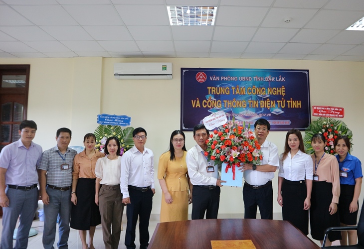 Lãnh đạo Văn phòng UBND tỉnh chúc mừng Trung tâm Công nghệ và Cổng thông tin điện tử tỉnh nhân Ngày Báo chí cách mạng Việt Nam 21/6